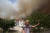 그리스의 한 여성이 기자에게 산불에 대해 이야기하고 있다. EPA=연합뉴스