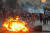 4일 레바논 베이루트 중심지인 국회의사당 근처에서 레바논 시위대가 군대, 경찰과 충돌하고 있다. AFP=연합뉴스