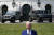 5일(현지시간) 워싱턴DC 백악관에서 연설하는 조 바이든 미국 대통령 뒤로 지프 랭글러 리미티드 루비콘 4xE(왼쪽)와 GMC 허머 EV가 전시돼 있다. AP=연합뉴스