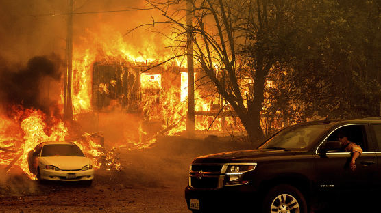 [이 시각] 3주째 불타는 '딕시 산불', 100년 넘은 마을도 파괴돼…