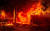 5일(현지시간) 미국 캘리포니아주 그린빌에서 발생한 딕시 화재로 주택이 불길에 휩싸였다. AFP=연합뉴스 