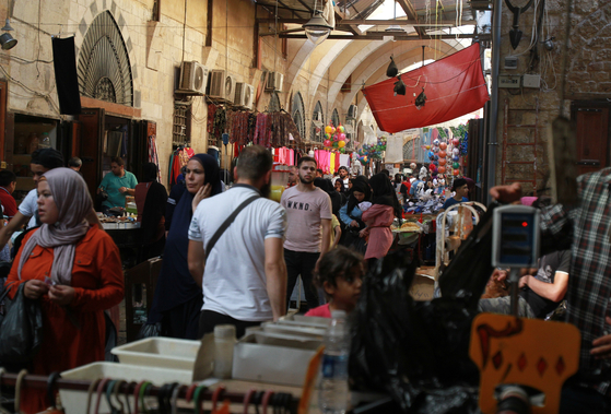 레바논 시장의 모습. 2019년 금융 위기 이후 레바논 통화 가치가 90% 이상 평가절하되면서 극심한 빈곤에 내몰리고 있다. 연합뉴스