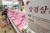 폭염에 가축 폐사가 잇따르며 축산물 가격이 치솟고 있다. 사진은 지난달 29일 서울 서초구 하나로마트 양재점에서 돼지고기를 고르는 시민. 뉴스1
