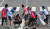 2020 도쿄올림픽 마지막 인 8일 일본 훗카이도 삿포로 오도리 공원에서 열린 남자 마라톤 경기에서 결승선을 통과해 탈진한 선수들이 휠체어를 타고 퇴장하고 있다. [삿포로=올림픽사진공동취재단B]