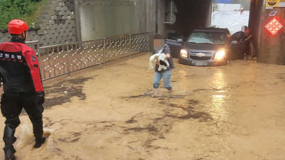 강원 고성 시간당 65㎜ 폭우…차량 침수로 고립 시민 5명 구조 