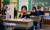 미국 매사추세츠주 보스턴의 한 학교 교실에서 지난 1월 28일(현지시간) 학생들이 자신의 코 속에 직접 면봉을 집어넣어 코로나19 검체를 채취하고 있다. [로이터=연합뉴스]