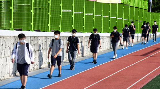 거리두기 4단계에도 학교간다…3단계부터 전학년 '전면등교'