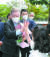 이재명 경기지사가 8일 인천 지역 기자간담회에 참석하며 꽃다발을 받고 있다. [뉴스1]