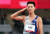 도쿄올림픽 남자 높이뛰기 우상혁(국군체육부대)이 1일 도쿄 올림픽스타디움에서 열린 결선에서 마지막 시도 실패 후 경례하고 있다. 연합뉴스