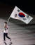  8일 도쿄 신주쿠 국립경기장에서 열린 2020 도쿄올림픽 폐회식에서 전웅태 선수가 태극기를 들고 입장하고 있다. 연합뉴스