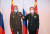웨이펑허 중국 국방부장(오른쪽)과 세르게이 쇼이구 러시아 국방장관이 지난달 28일 타지키스탄에서 열린 상하이협력기구 국방장관 회의에서 만났다. [중국 국방부망 캡처]