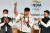 창던지기에서 인도 육상 첫 올림픽 금메달리스트가 된 니라지 초프라가 9일 인도 뉴델리에서 열린 환영식에 참석해 메달을 들어보이고 있다. 오른쪽은 아누라그 타쿠르 체육부장관. AFP=연합뉴스