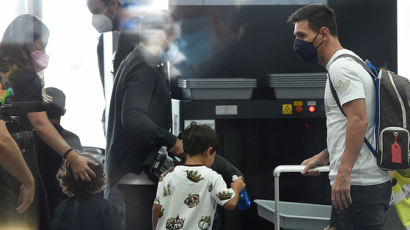 "메시, PSG 계약 합의"…가족과 함께 바르셀로나 공항 도착