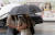 지난 2일 서울 종로구 광화문네거리에서 시민들이 우산을 쓴 채 출근하고 있다. 뉴스1