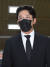 프로포폴 불법 투약 혐의를 받고 있는 하정우가 10일 오전 1차 공판을 위해 서울중앙지법으로 들어서고 있다. 뉴스1