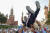모스크바 시민들이 9일 붉은광장에서 열린 도쿄올림픽 선수단 환영행사에서 레슬링 남자 자유형 74kg급에서 금메달을 딴 시다코프 선수를 헹가레치고 있다. 러시아는 도쿄올림픽에서 금메달 20개를 따 종합 5위에 올랐다. EPA=연합뉴스