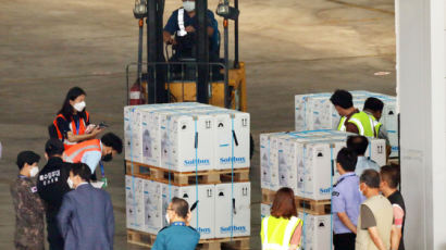 '직계약' 화이자 백신 160만회분 인천공항 도착