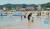 지난달 8일 충남 태안군 만리포해수욕장을 찾은 피서객들이 즐거운 한때를 보내고 있다. 연합뉴스