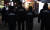 서울시 민생사법경찰단과 서울 마포구 관계자들이 지난해 12월9일 마포구 홍대 거리 주점 및 음식점을 점검하고 있다. [뉴시스]