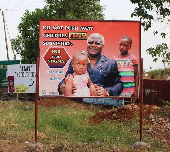 시에라리온에서는 ‘Do not push away children EBOLA survivors’(에볼라 생존 아동들을 밀어내지 마세요)라는 문구를 적어 놓은 공익 광고판을 종종 마주치게 된다. 실제로 에볼라 전염 종료 선언 이후에도 각 지역에서 에볼라로 부모나 형제를 잃은 아동을 소외시키는 일이 자주 발생했다. 재앙이 남긴 트라우마다. 중앙포토