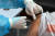 신종 코로나바이러스 감염증(코로나19) 신규 확진자가 2223명 최다 발생한 11일 대전 유성구보건소에서 의료진이 시민들에게 아스트라제네카 백신을 신중히 접종하고 있다. 중앙포토