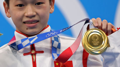 모국어도 못 알아듣는 14세 金소녀···"다이빙 기계냐" 논란
