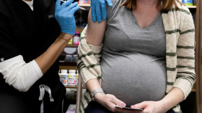 美CDC, 임신부 백신접종 권고 "유산 위험 커지지 않는다" 