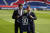 프랑스 프로축구팀 파리 생제르맹(PSG)에 입단한 리오넬 메시(오른쪽)가 11일 홈구장에서 나세르 알 켈라이피 PSG 회장과 함께 백넘버 30번이 새겨진 새 유니폼을 들어 보이고 있다. AP=연합뉴스