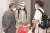 김연경(가운데)이 9일 일본 나리타공항에서 오한남 대한배구협회장(왼쪽)과 대화하고 있다. 연합뉴스