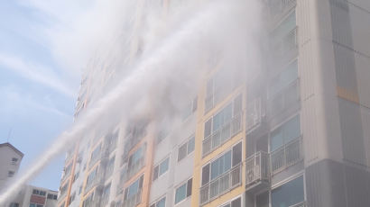 화재 피해 7층 매달렸다 추락…주민이 이불로 받아내 살렸다 [영상]