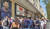 11일(현지시간) 오전 프랑스 파리 샹젤리제 거리에 있는 프로축구 생제르맹(PSG) 공식 매장 앞에서 현지 시민들이 리오넬 메시(34)의 유니폼 구매를 위해 줄을 서 있다. 연합뉴스