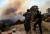카빌리 지역의 주민들이 11일 산불이 번지는 상황을 지켜보고 있다. AFP=연합뉴스