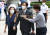 조국 전 법무부 장관이 13일 서초동 서울중앙지법에서 열리는 '자녀 입시비리' 관련 재판에 출석하고 있다.연합뉴스