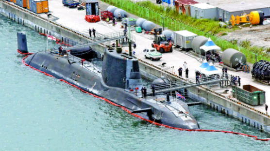 [사진] 영국 핵 잠수함 ‘아트풀’ 부산 입항