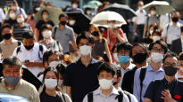'제어불능' 의료붕괴, 초점 잃은 스가의 눈···최악 치닫는 일본