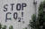 그린피스 활동가들이 지난 2007년 7월 3일 바르샤바에서 약 177km(110마일) 떨어진 벨차토 인근 발전소 굴뚝에 매달려 "Stop CO2"라는 슬로건을 칠하고 있다. 로이터=연합뉴스