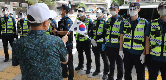 광복절 연휴 첫날 장외 '노마스크' 시위 강행…주말 방역 '빨간 불'