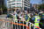 광복절인 15일 출입이 통제된 서울 광화문 인근 보행로에서 통로를 막아선 경찰들과 태극기를 든 보수단체 회원들이 실랑이를 벌이고 있다. 우상조 기자
