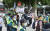 15일 서울 종묘 앞에서 보수단체 회원들이 시위를 벌이고 있다. 우상조 기자