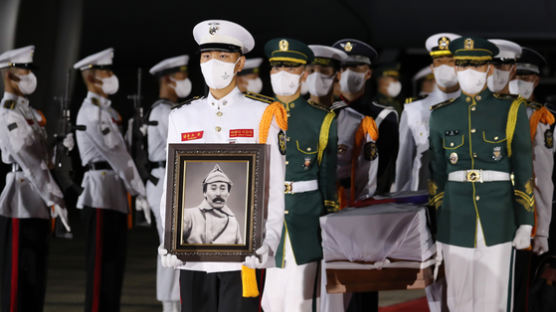 홍범도 장군 '봉오동 전투' 101년만 귀환···文 눈시울 붉혔다