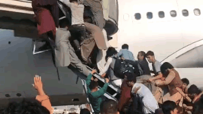 비행기 매달린 시민, 미군은 총 쐈다…피 물든 카불 공항[영상] 