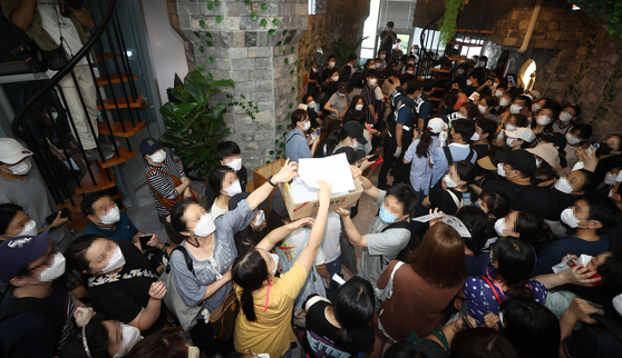 13일 오후 서울 영등포구에 위치한 '머지포인트' 본사에 환불을 요구하는 가입자들이 환불 관련 인적사항을 모으고 있다. 연합뉴스