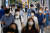 서울 종로구 광화문역에서 마스크 쓴 직장인들이 출근하고 있다. [뉴스1]