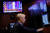 지난달 28일 미국 뉴욕증권거래소에 설치된 스크린에 제롬 파월 미 연방준비제도 의장의 기자회견 장면이 방송되고 있다. [로이터=연합뉴스]