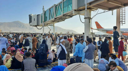카불 공항 벽까지 깨졌다…마지막 교민도 탈출비행기 탑승