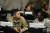 2016년 8월 을지-프리덤 가디언 훈련에 참가한 한국과 미국 병사들이 이야기를 나누고 있다. [미 국방부 제공]