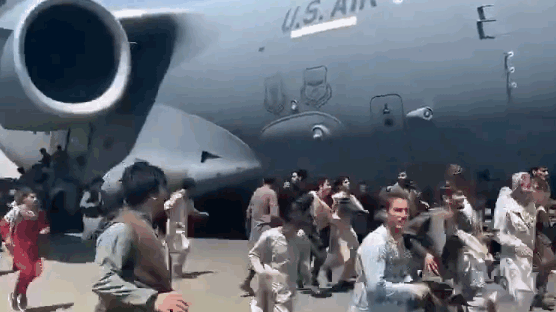美공군기에 필사적으로 매달리다 추락사…피난민의 눈물[영상]