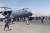 C-17이 출발하려 하자 수백명의 아프간인들이 비행기를 따라 뛰고 있다. 일부는 비행기 외부에 매달렸다. [트위터]