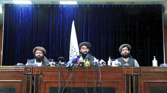 "인권존중" 탈레반 공언은 허언…아프간 국기 들자 총 쐈다