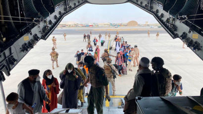 아프간 탈출하려는 사람들 공항에 몰려…사상자 속출